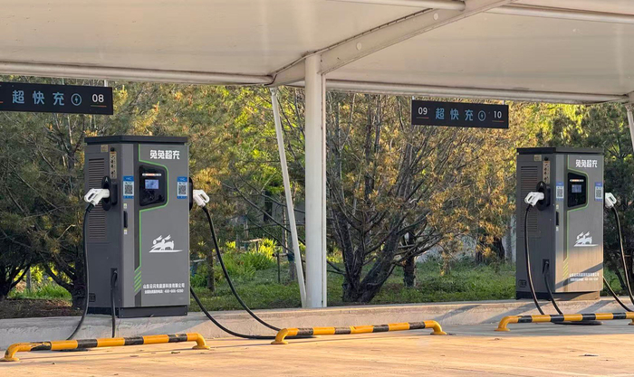 高速充电桩“98%覆盖率”下仍有“排队长”顽疾 车企以超充桩破局