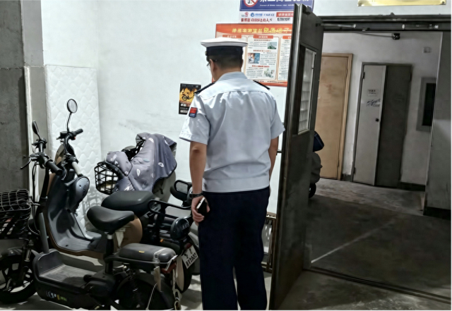 北京一晚上清理“小电驴”违规停放充电400余处