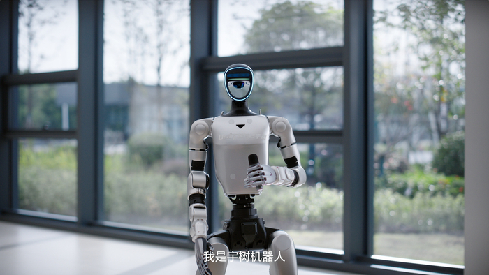 理想汽车宇树科技联动，宇树机器人评理想L9并充电