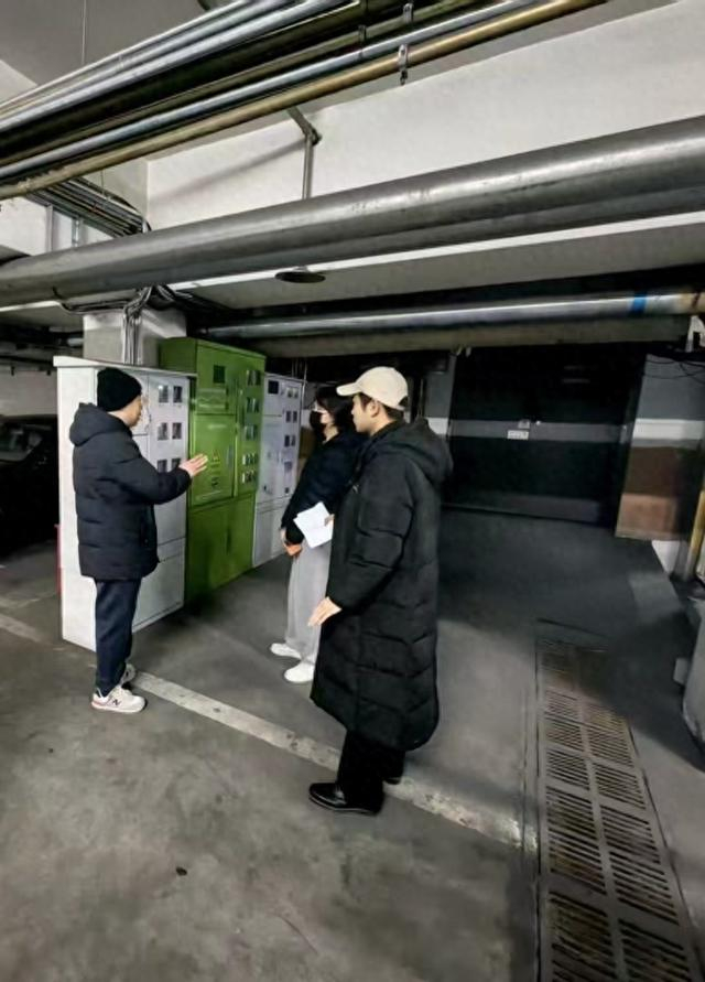 迷你充电柜“上岗”，北京一小区地库“挤出”30个充电桩