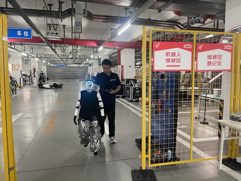 冰丝带赛场外：运动员扎堆看“急诊”，补给区“大心脏”集体充电