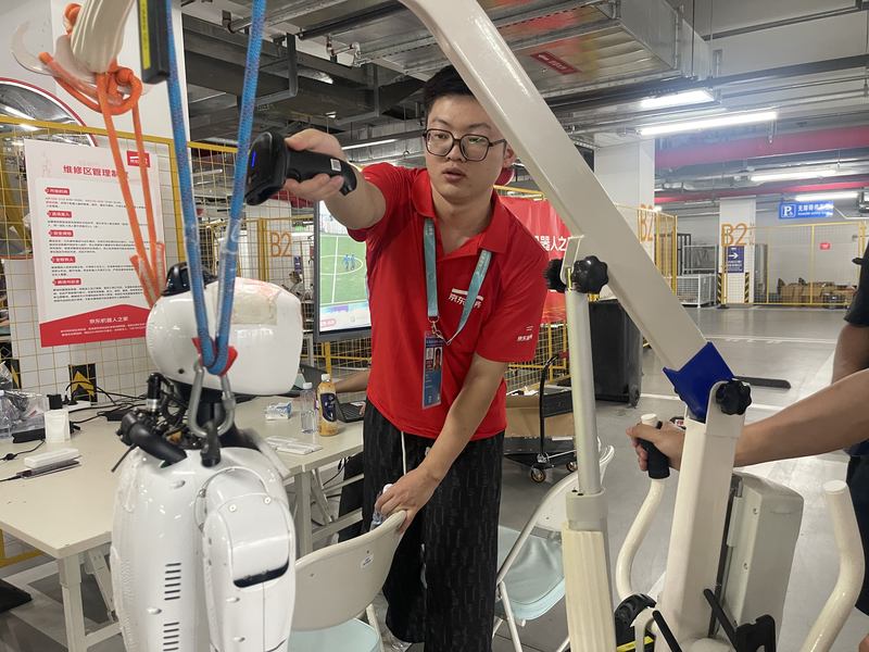 机器人进入维修区前，工作人员进行扫码。新京报记者 吴婷婷 摄
