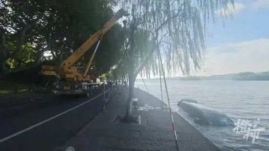 一辆新能源车不慎冲入西湖，一男一女从水中爬出