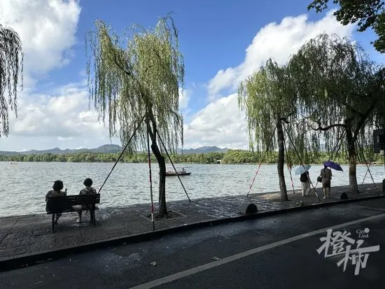 早上7点45分，车辆落水处附近地上还留有打捞时的水迹。 记者 陈中秋 摄