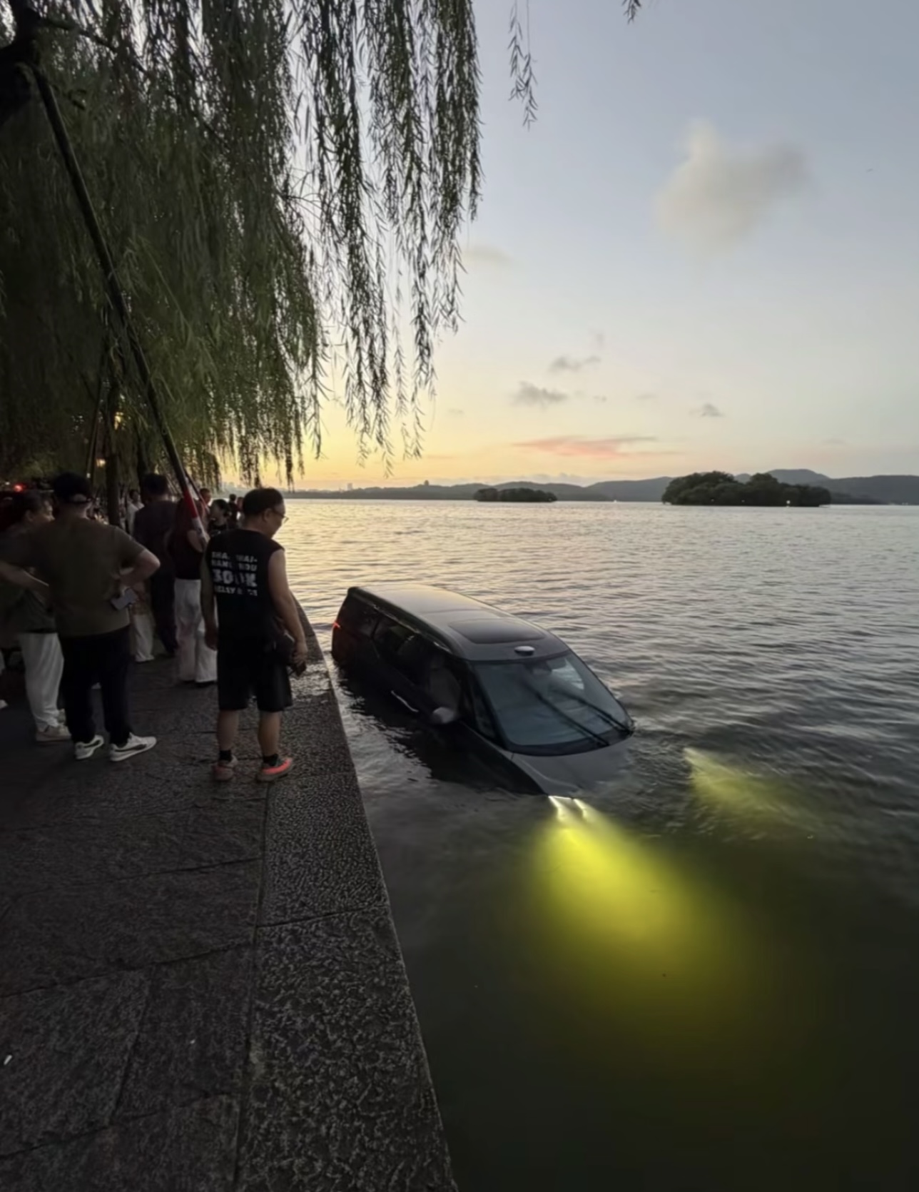 新能源汽车西湖泡俩小时灯还亮着，网友：是“公路坦氪”还是“潜水艇”