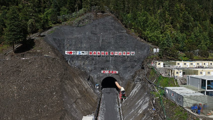 航拍进厂交通洞。 道孚抽水蓄能建设管理局供图