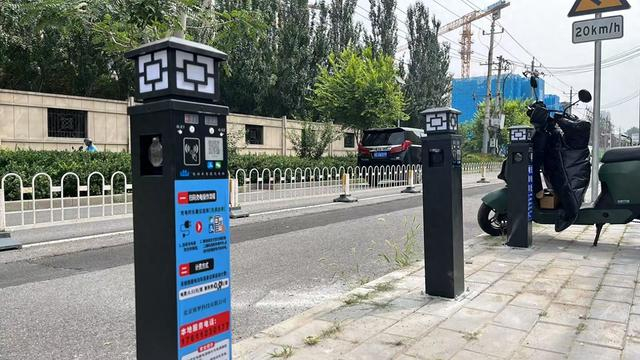 中式仿古灯罩下藏着充电口！窑洼东巷路边新增景观式充电桩