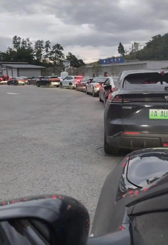 高速路服务区排队状态 图源：视频截图